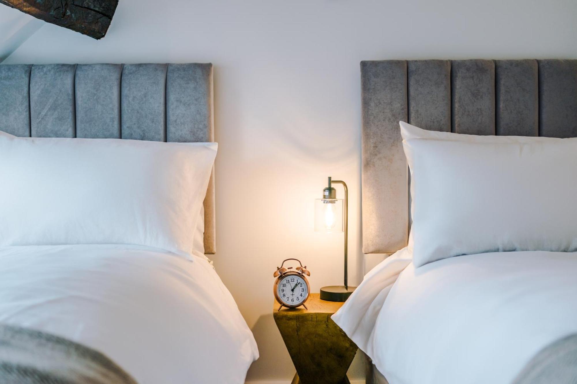 Number 21: A Breathtaking Chester Cottage With Parking Mollington  Eksteriør billede